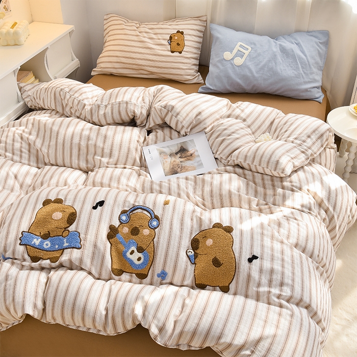 91家纺网 家纺一手货源 找家纺 炫拼家纺 2025新款泡芙系全棉纯棉A类40支双层纱卡通毛巾绣四件套 卡皮派对