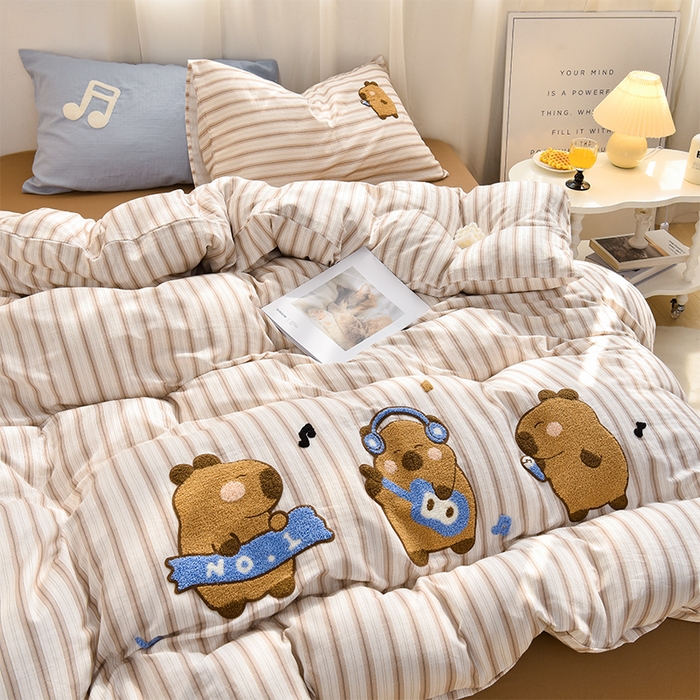 91家纺网 家纺一手货源 找家纺 炫拼家纺 2025新款泡芙系全棉纯棉A类40支双层纱卡通毛巾绣四件套 卡皮派对