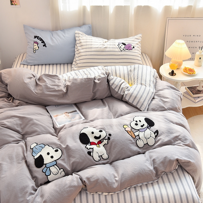 91家纺网 家纺一手货源 找家纺 炫拼家纺 2025新款泡芙系全棉纯棉A类40支双层纱卡通毛巾绣四件套 小狗派对