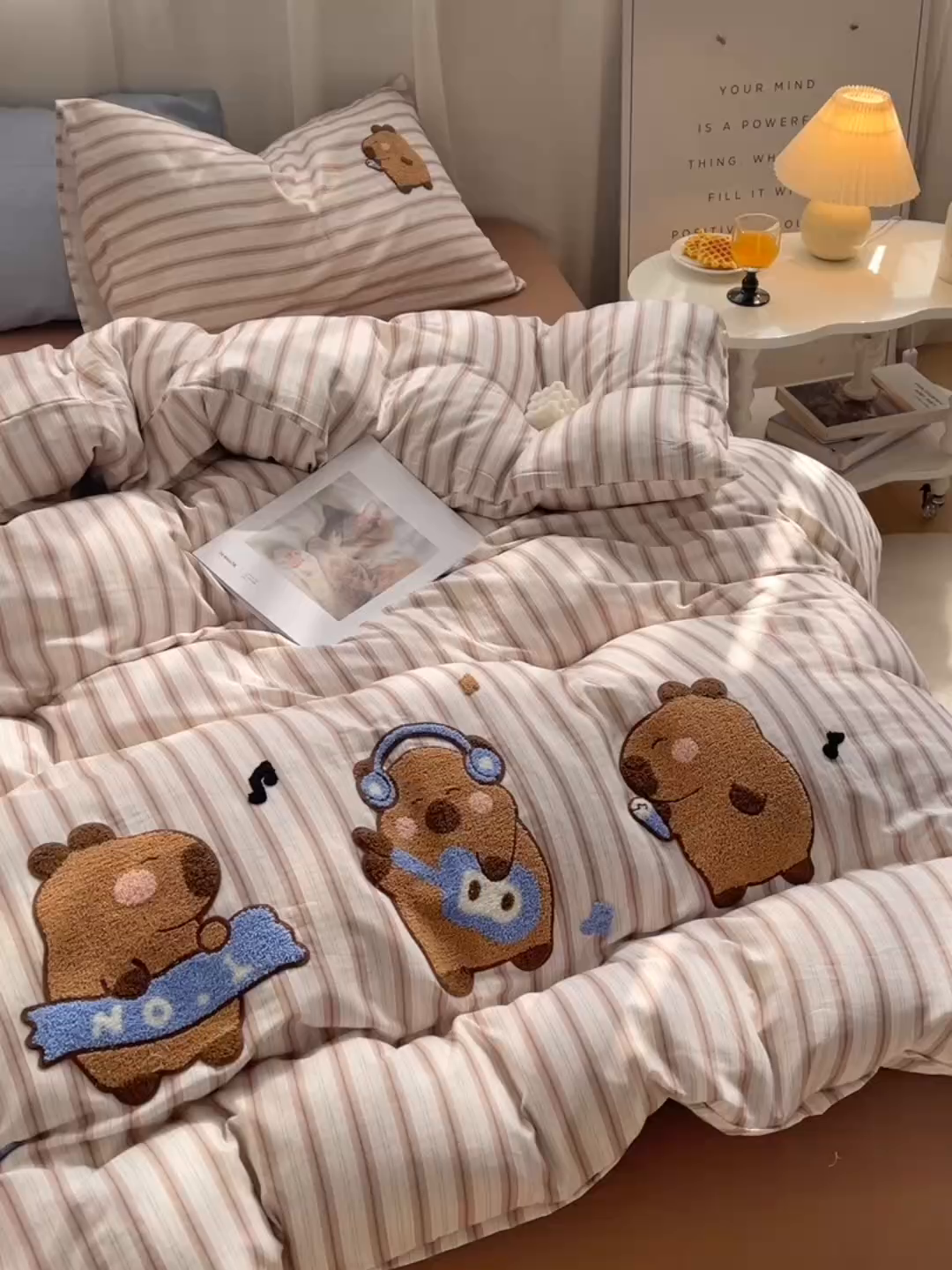 91家纺网 家纺一手货源 找家纺 炫拼家纺 2025新款泡芙系全棉纯棉A类40支双层纱卡通毛巾绣四件套 卡皮派对