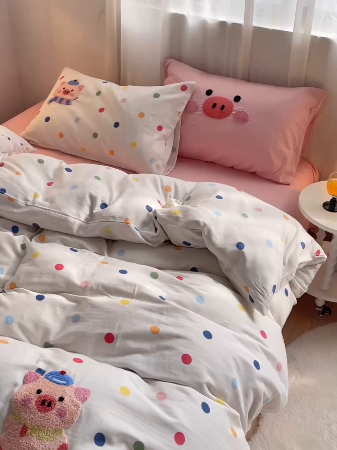 91家纺网 家纺一手货源 找家纺 炫拼家纺 2025新款泡芙系全棉纯棉A类40支双层纱卡通毛巾绣四件套 三只小猪