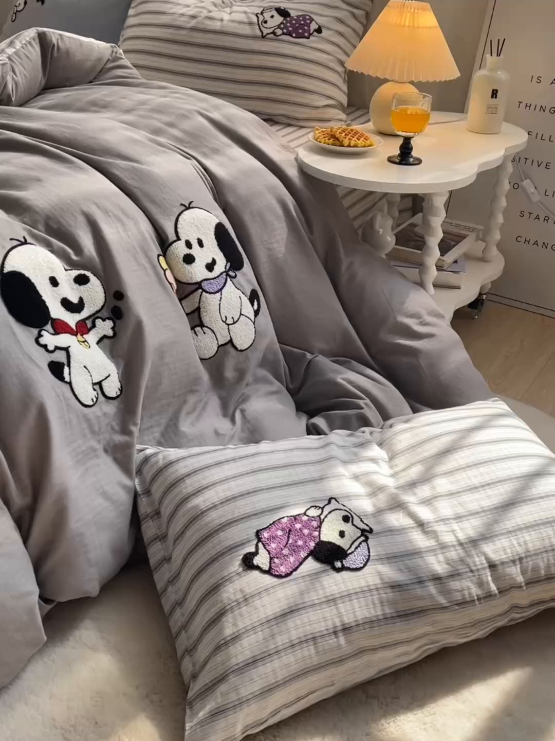 91家纺网 家纺一手货源 找家纺 炫拼家纺 2025新款泡芙系全棉纯棉A类40支双层纱卡通毛巾绣四件套 小狗派对