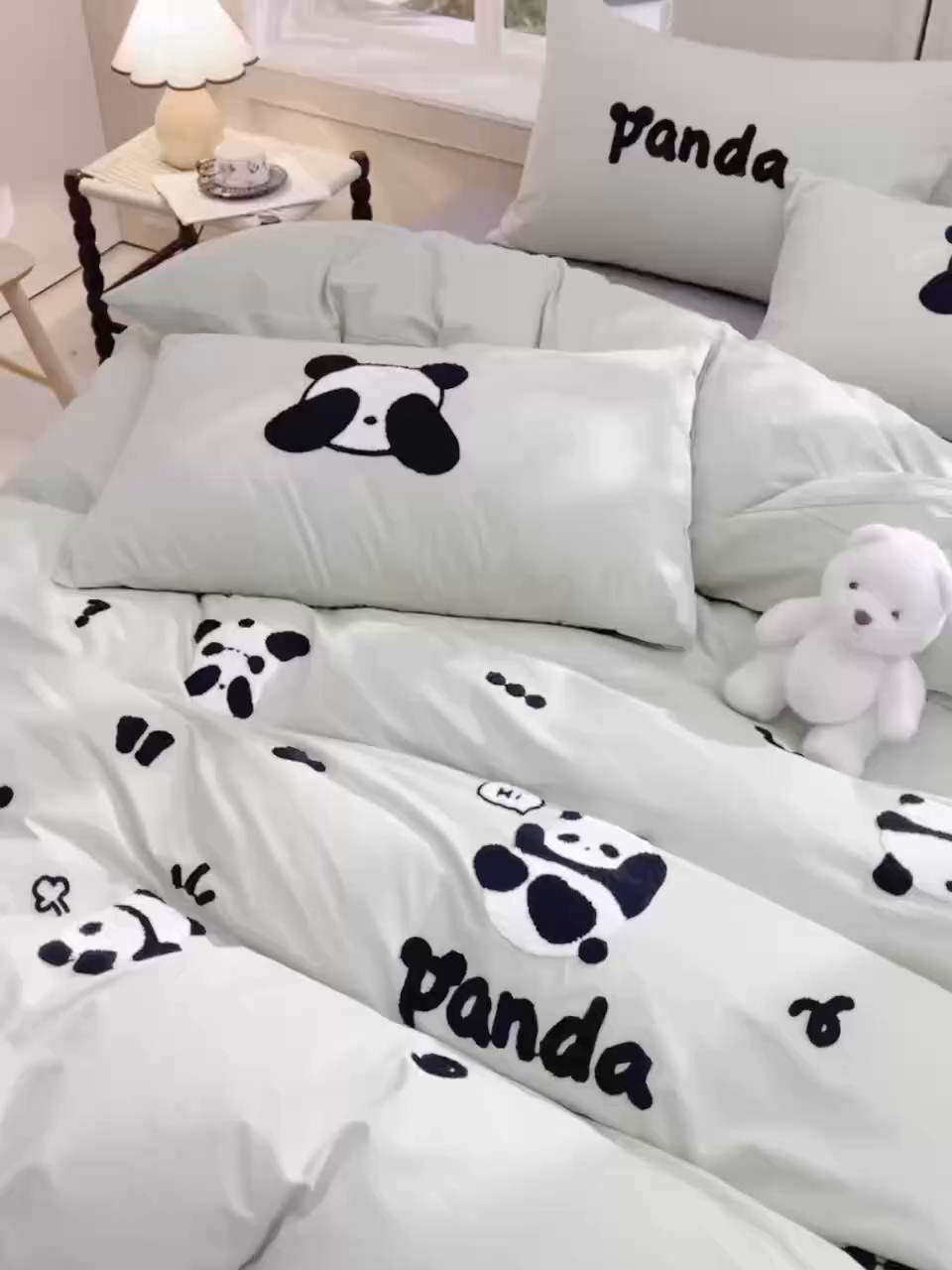 91家纺网 家纺一手货源 找家纺 炫拼家纺 2026新春款萌系A类全棉纯棉40支水洗棉毛巾绣四件套 搞怪熊猫