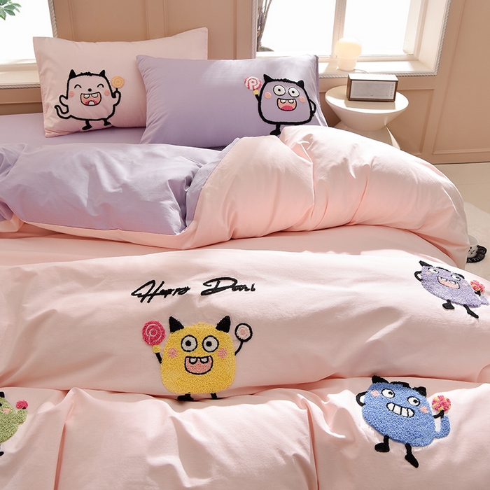 炫拼家纺 2026新春款萌系A类全棉纯棉40支水洗棉毛巾绣四件套 小怪兽-粉