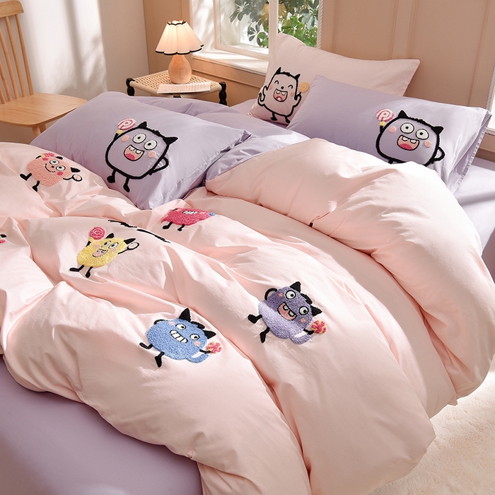 91家纺网 家纺一手货源 找家纺 炫拼家纺 2026新春款萌系A类全棉纯棉40支水洗棉毛巾绣四件套 小怪兽-粉