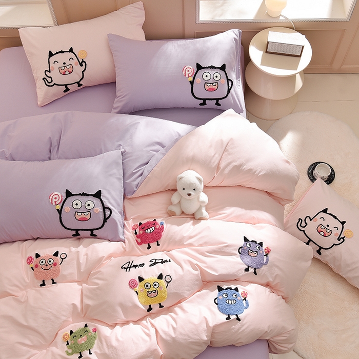 91家纺网 家纺一手货源 找家纺 炫拼家纺 2026新春款萌系A类全棉纯棉40支水洗棉毛巾绣四件套 小怪兽-粉