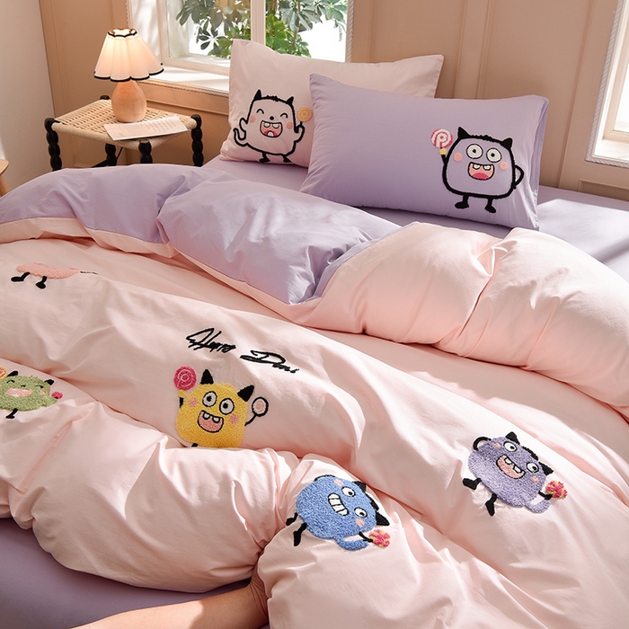 91家纺网 家纺一手货源 找家纺 炫拼家纺 2026新春款萌系A类全棉纯棉40支水洗棉毛巾绣四件套 小怪兽-粉