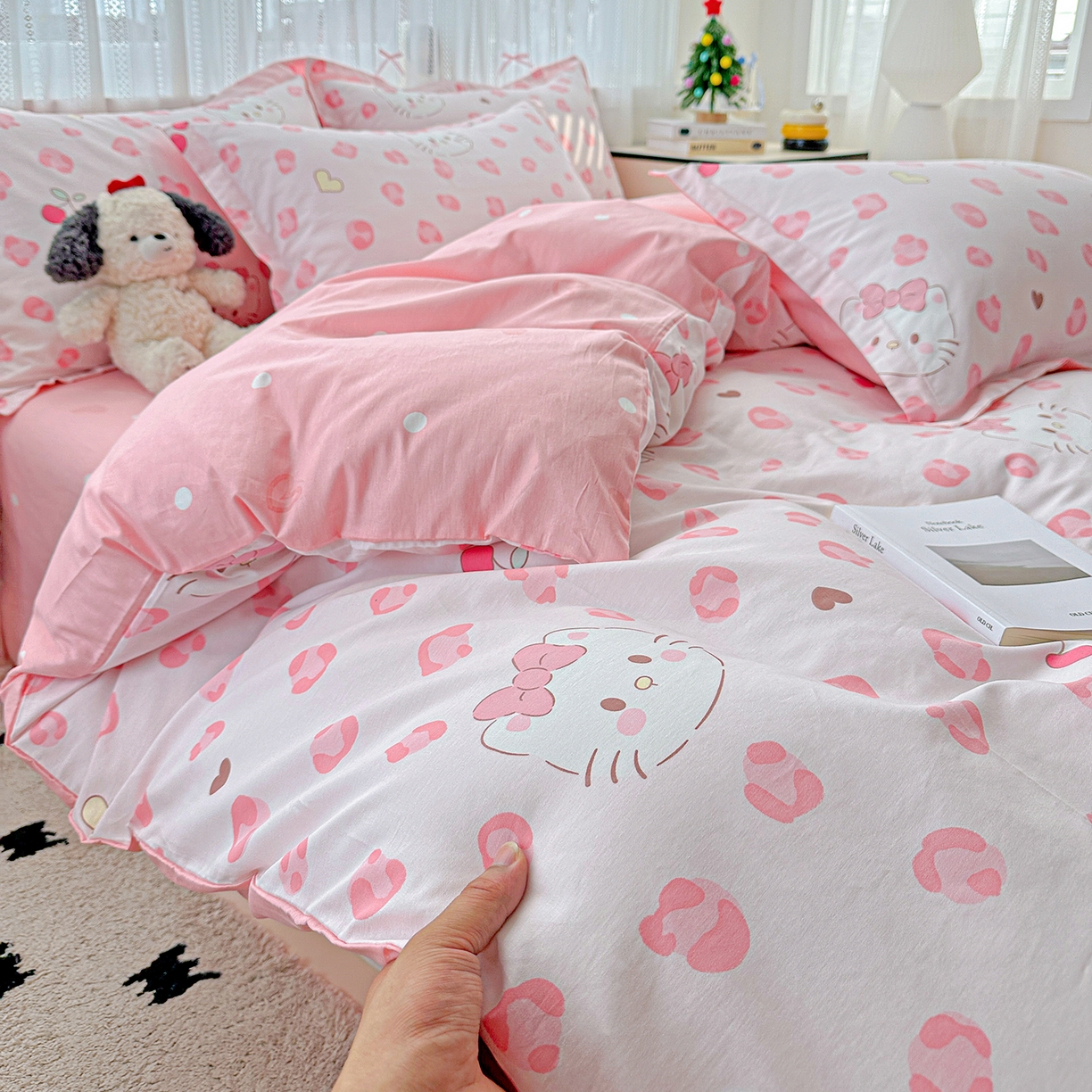 91家纺网 家纺一手货源 找家纺 恩泽家纺 2025新款全棉纯棉12868喷气印花系列四件套-第二批 时尚猫咪粉