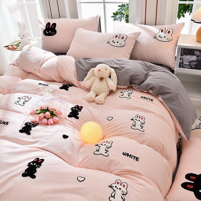 91家纺网 家纺一手货源 找家纺 炫拼家纺 2026新春款萌系A类全棉纯棉40支水洗棉毛巾绣四件套 黑白兔-粉