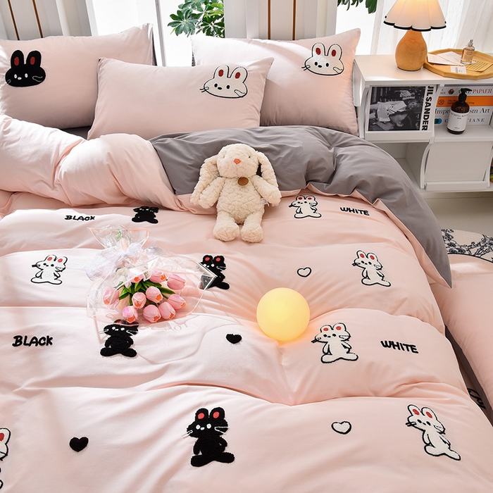 91家纺网 家纺一手货源 找家纺 炫拼家纺 2026新春款萌系A类全棉纯棉40支水洗棉毛巾绣四件套 黑白兔-粉