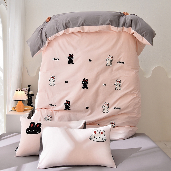 91家纺网 家纺一手货源 找家纺 炫拼家纺 2026新春款萌系A类全棉纯棉40支水洗棉毛巾绣四件套 黑白兔-粉