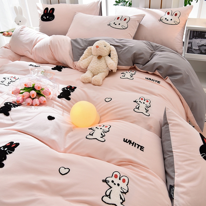 91家纺网 家纺一手货源 找家纺 炫拼家纺 2026新春款萌系A类全棉纯棉40支水洗棉毛巾绣四件套 黑白兔-粉