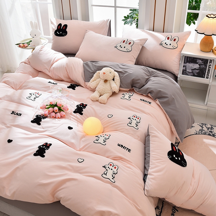 91家纺网 家纺一手货源 找家纺 炫拼家纺 2026新春款萌系A类全棉纯棉40支水洗棉毛巾绣四件套 黑白兔-粉