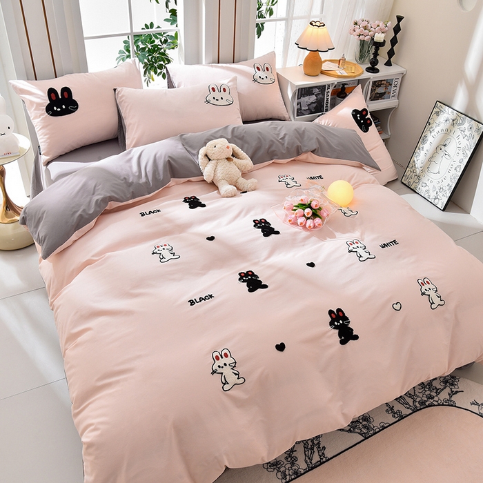 91家纺网 家纺一手货源 找家纺 炫拼家纺 2026新春款萌系A类全棉纯棉40支水洗棉毛巾绣四件套 黑白兔-粉