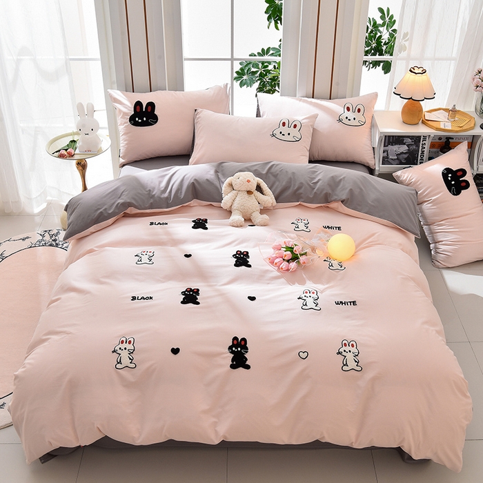 91家纺网 家纺一手货源 找家纺 炫拼家纺 2026新春款萌系A类全棉纯棉40支水洗棉毛巾绣四件套 黑白兔-粉