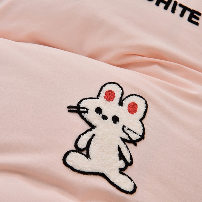 91家纺网 家纺一手货源 找家纺 炫拼家纺 2026新春款萌系A类全棉纯棉40支水洗棉毛巾绣四件套 黑白兔-粉