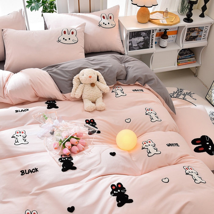 91家纺网 家纺一手货源 找家纺 炫拼家纺 2026新春款萌系A类全棉纯棉40支水洗棉毛巾绣四件套 黑白兔-粉