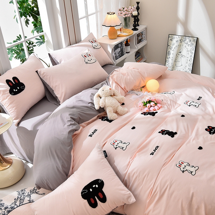 91家纺网 家纺一手货源 找家纺 炫拼家纺 2026新春款萌系A类全棉纯棉40支水洗棉毛巾绣四件套 黑白兔-粉