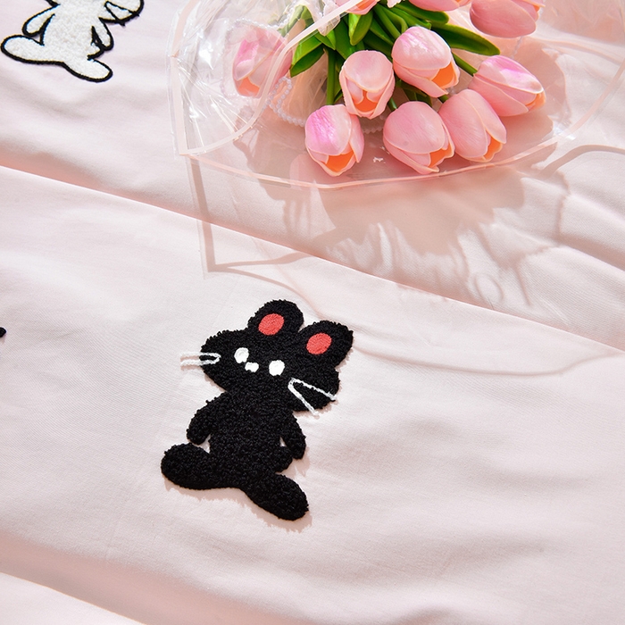 91家纺网 家纺一手货源 找家纺 炫拼家纺 2026新春款萌系A类全棉纯棉40支水洗棉毛巾绣四件套 黑白兔-粉