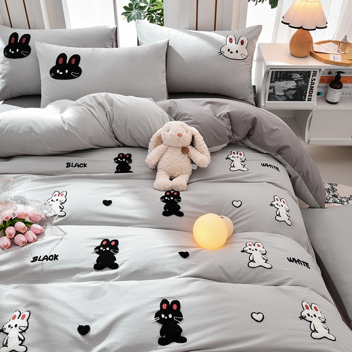 炫拼家纺 2026新春款萌系A类全棉纯棉40支水洗棉毛巾绣四件套 黑白兔-灰