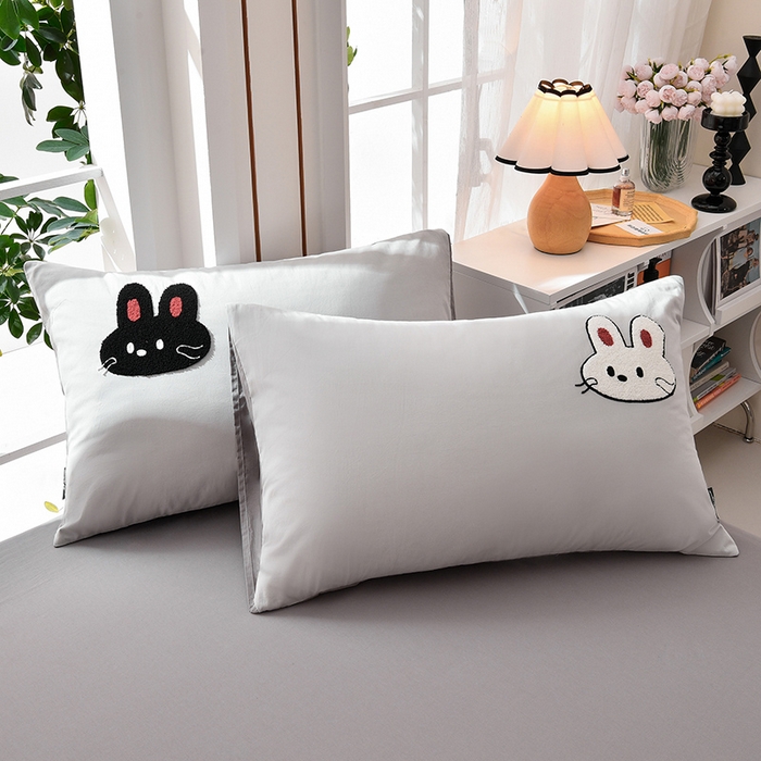 91家纺网 家纺一手货源 找家纺 炫拼家纺 2026新春款萌系A类全棉纯棉40支水洗棉毛巾绣四件套 黑白兔-灰