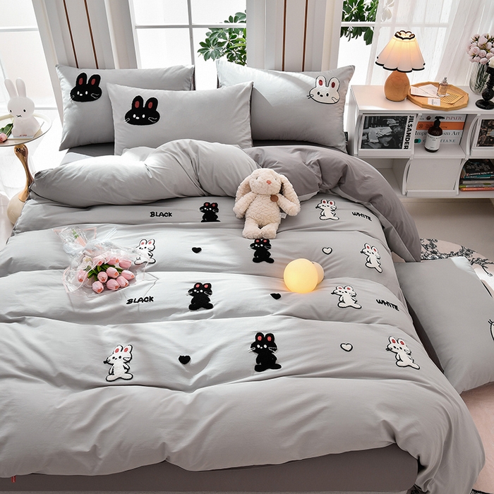 91家纺网 家纺一手货源 找家纺 炫拼家纺 2026新春款萌系A类全棉纯棉40支水洗棉毛巾绣四件套 黑白兔-灰