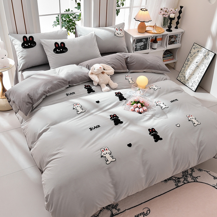 91家纺网 家纺一手货源 找家纺 炫拼家纺 2026新春款萌系A类全棉纯棉40支水洗棉毛巾绣四件套 黑白兔-灰