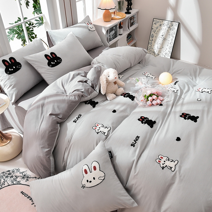 91家纺网 家纺一手货源 找家纺 炫拼家纺 2026新春款萌系A类全棉纯棉40支水洗棉毛巾绣四件套 黑白兔-灰