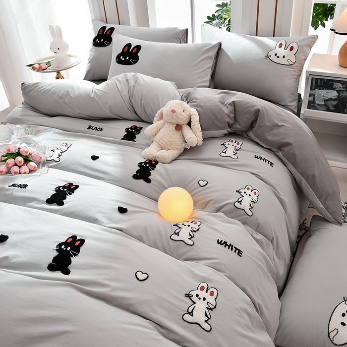 91家纺网 家纺一手货源 找家纺 炫拼家纺 2026新春款萌系A类全棉纯棉40支水洗棉毛巾绣四件套 黑白兔-灰