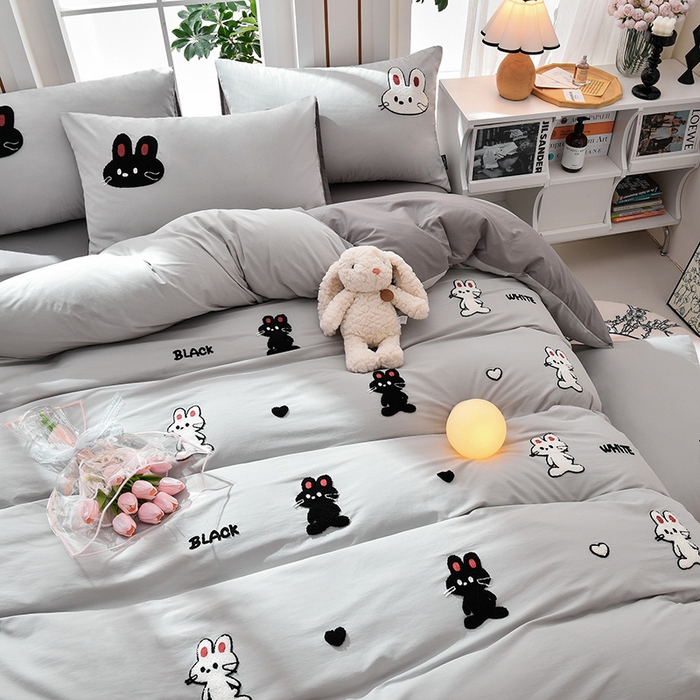 91家纺网 家纺一手货源 找家纺 炫拼家纺 2026新春款萌系A类全棉纯棉40支水洗棉毛巾绣四件套 黑白兔-灰