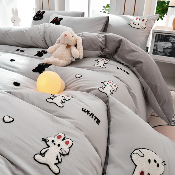 91家纺网 家纺一手货源 找家纺 炫拼家纺 2026新春款萌系A类全棉纯棉40支水洗棉毛巾绣四件套 黑白兔-灰