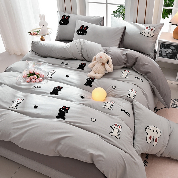 91家纺网 家纺一手货源 找家纺 炫拼家纺 2026新春款萌系A类全棉纯棉40支水洗棉毛巾绣四件套 黑白兔-灰