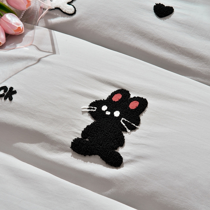 91家纺网 家纺一手货源 找家纺 炫拼家纺 2026新春款萌系A类全棉纯棉40支水洗棉毛巾绣四件套 黑白兔-灰