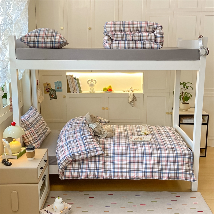 91家纺网 家纺一手货源 找家纺 慕木家纺 2025新款A类亲肤磨毛简约无印风水洗棉学生大礼包上下铺条纹套件系列 简兮格粉+中灰