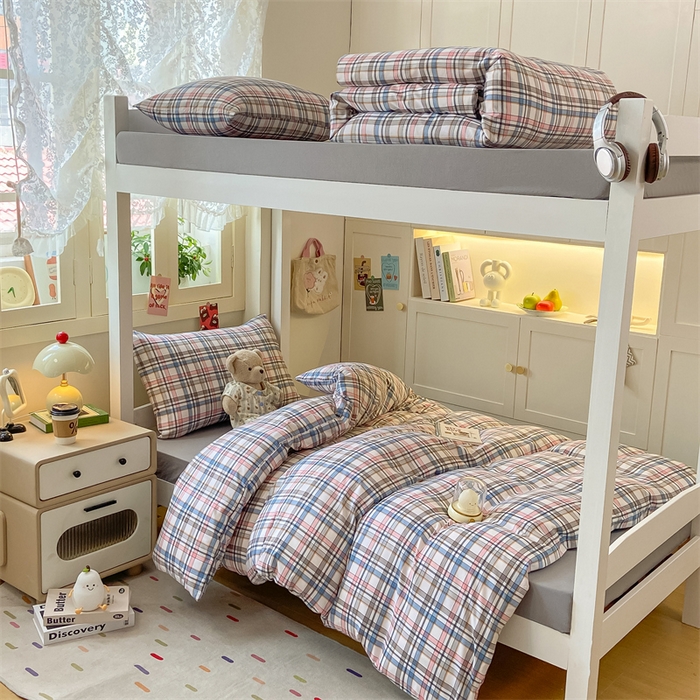 91家纺网 家纺一手货源 找家纺 慕木家纺 2025新款A类亲肤磨毛简约无印风水洗棉学生大礼包上下铺条纹套件系列 简兮格粉+中灰