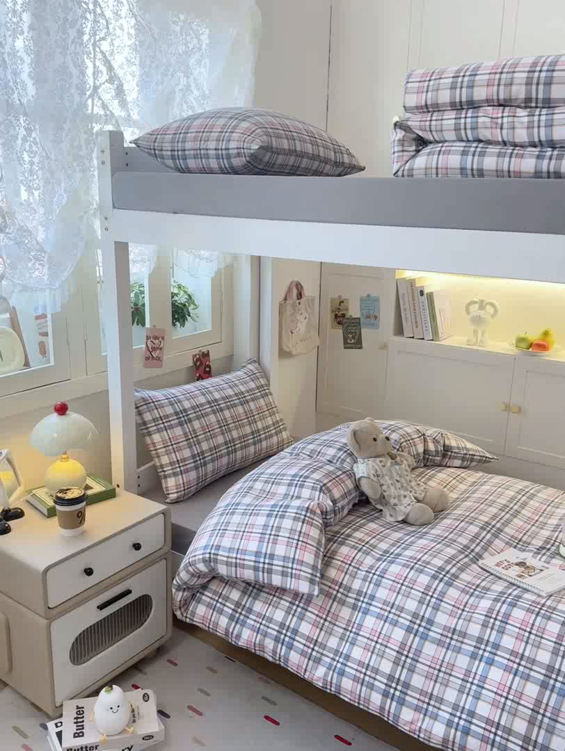 91家纺网 家纺一手货源 找家纺 慕木家纺 2025新款A类亲肤磨毛简约无印风水洗棉学生大礼包上下铺条纹套件系列 简兮格粉+中灰