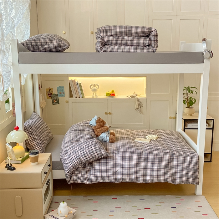 91家纺网 家纺一手货源 找家纺 慕木家纺 2025新款A类亲肤磨毛简约无印风水洗棉学生大礼包上下铺条纹套件系列 拉菲格+中灰