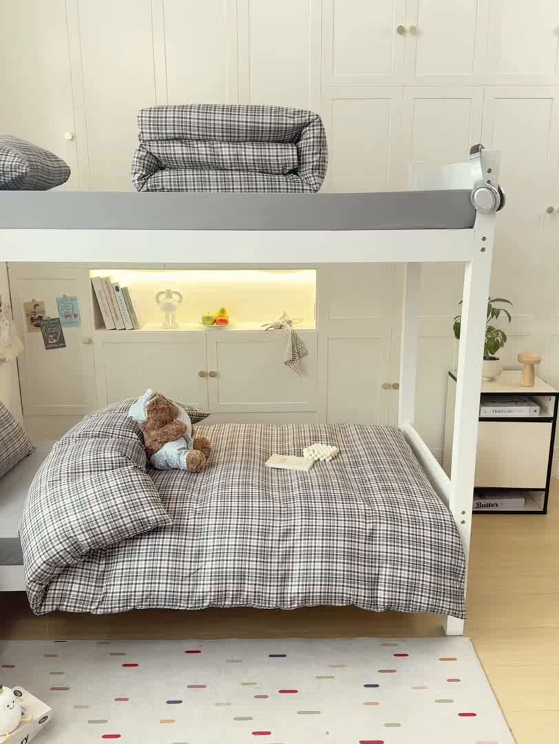 91家纺网 家纺一手货源 找家纺 慕木家纺 2025新款A类亲肤磨毛简约无印风水洗棉学生大礼包上下铺条纹套件系列 拉菲格+中灰