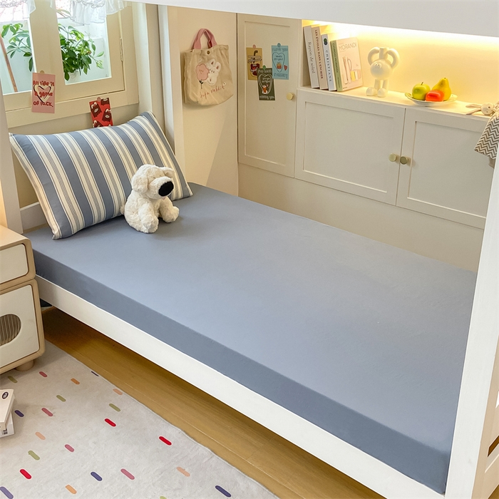 91家纺网 家纺一手货源 找家纺 慕木家纺 2025新款A类亲肤磨毛简约无印风水洗棉学生大礼包上下铺条纹套件系列 简兮格粉+中灰