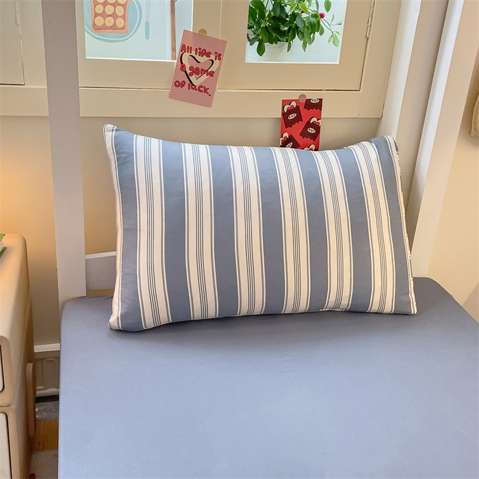 91家纺网 家纺一手货源 找家纺 慕木家纺 2025新款A类亲肤磨毛简约无印风水洗棉学生大礼包上下铺条纹套件系列 简兮格粉+中灰