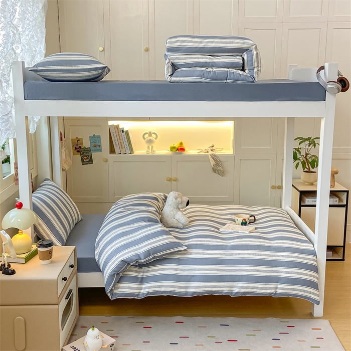 91家纺网 家纺一手货源 找家纺 慕木家纺 2025新款A类亲肤磨毛简约无印风水洗棉学生大礼包上下铺条纹套件系列 简兮格粉+中灰