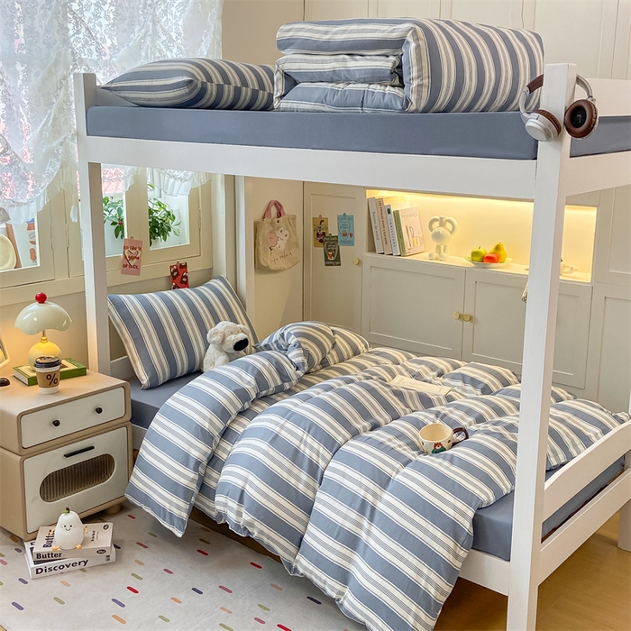 91家纺网 家纺一手货源 找家纺 慕木家纺 2025新款A类亲肤磨毛简约无印风水洗棉学生大礼包上下铺条纹套件系列 简兮格粉+中灰