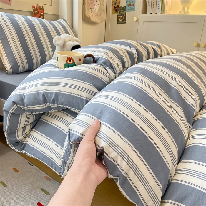 91家纺网 家纺一手货源 找家纺 慕木家纺 2025新款A类亲肤磨毛简约无印风水洗棉学生大礼包上下铺条纹套件系列 简兮格粉+中灰