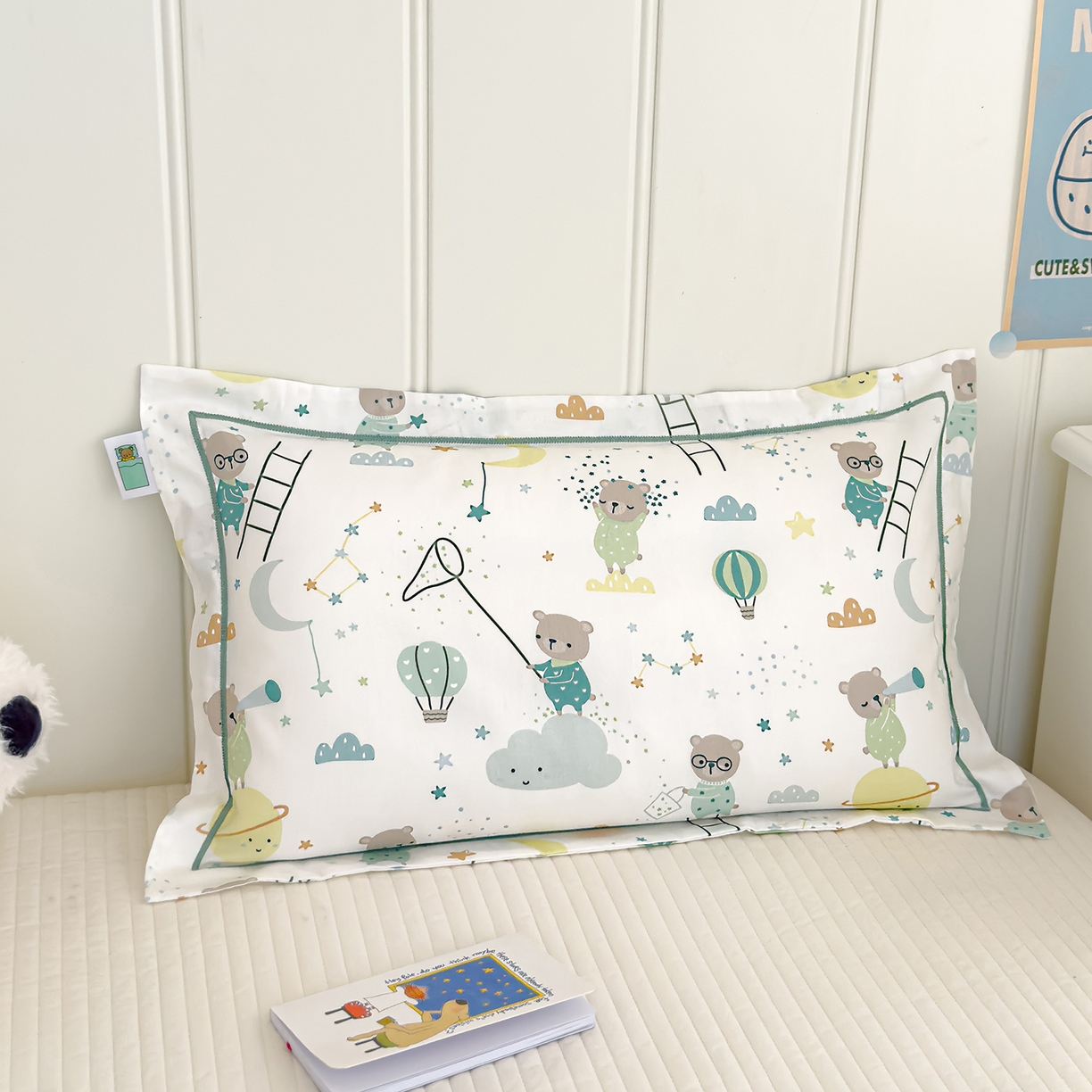 91家纺网 家纺一手货源 找家纺 良佐生活 2025新款A类60s全棉纯棉贡缎一字绣枕套 逐梦小熊