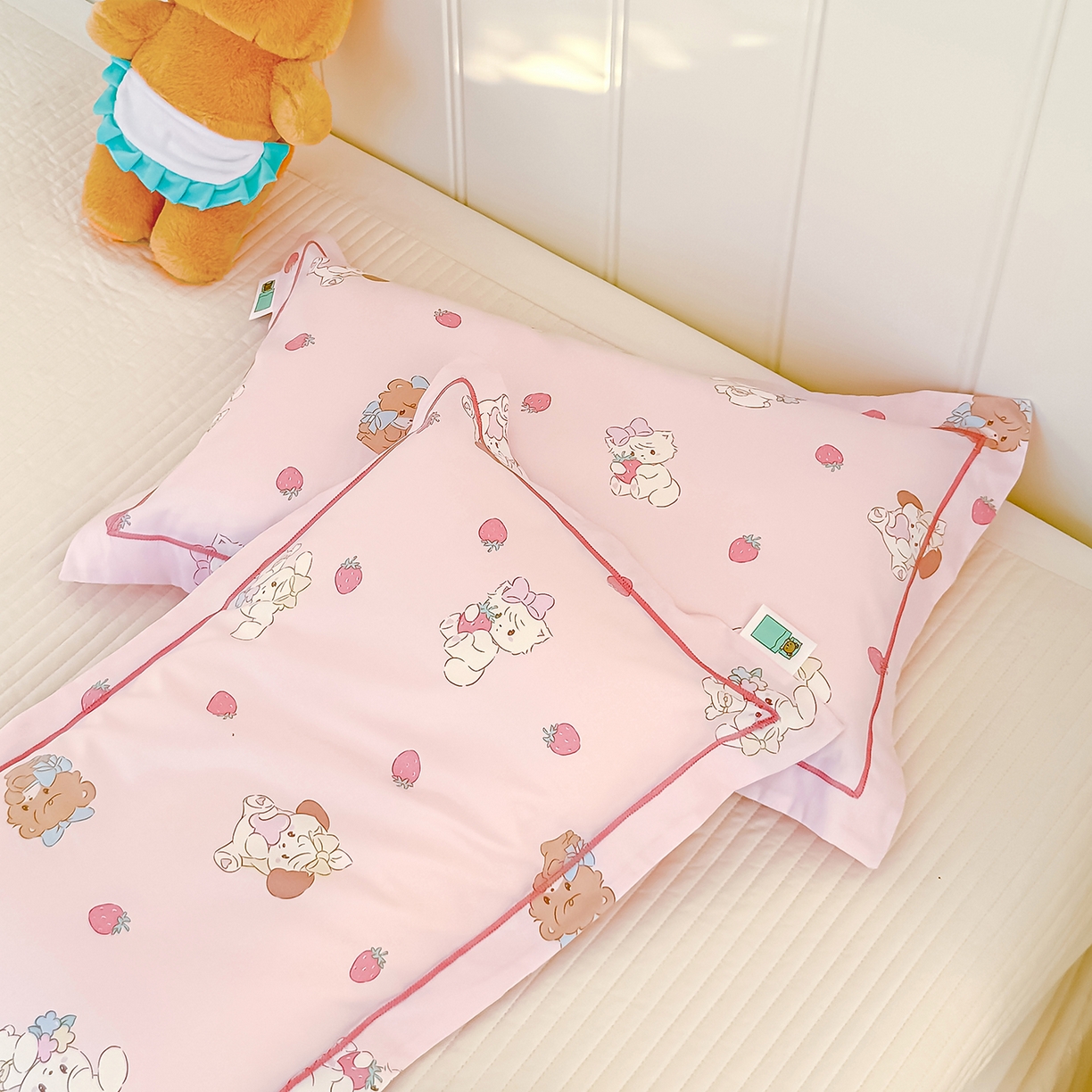 91家纺网 家纺一手货源 找家纺 良佐生活 2025新款A类60s全棉纯棉贡缎一字绣枕套 小猫甜甜