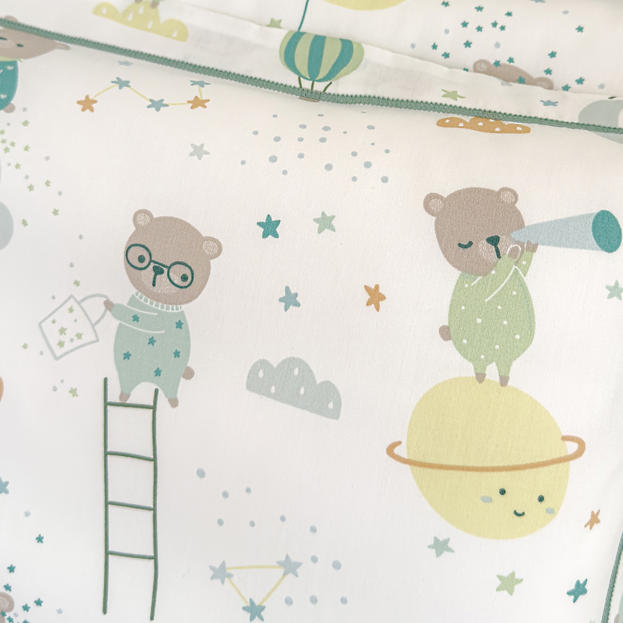 91家纺网 家纺一手货源 找家纺 良佐生活 2025新款A类60s全棉纯棉贡缎一字绣枕套 逐梦小熊