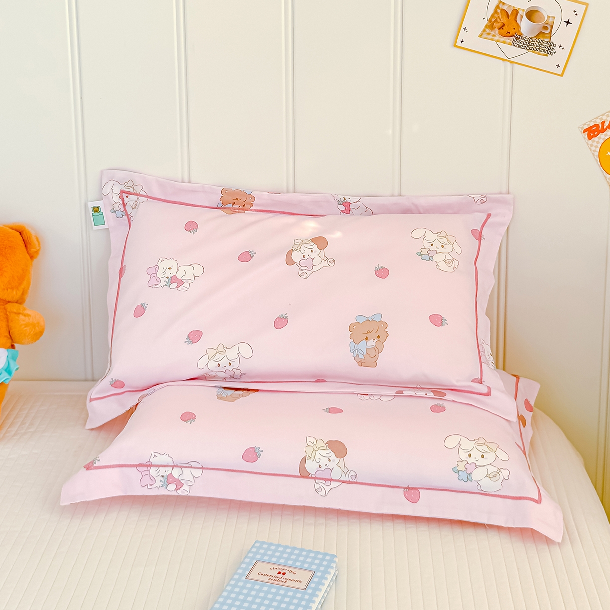 91家纺网 家纺一手货源 找家纺 良佐生活 2025新款A类60s全棉纯棉贡缎一字绣枕套 小猫甜甜