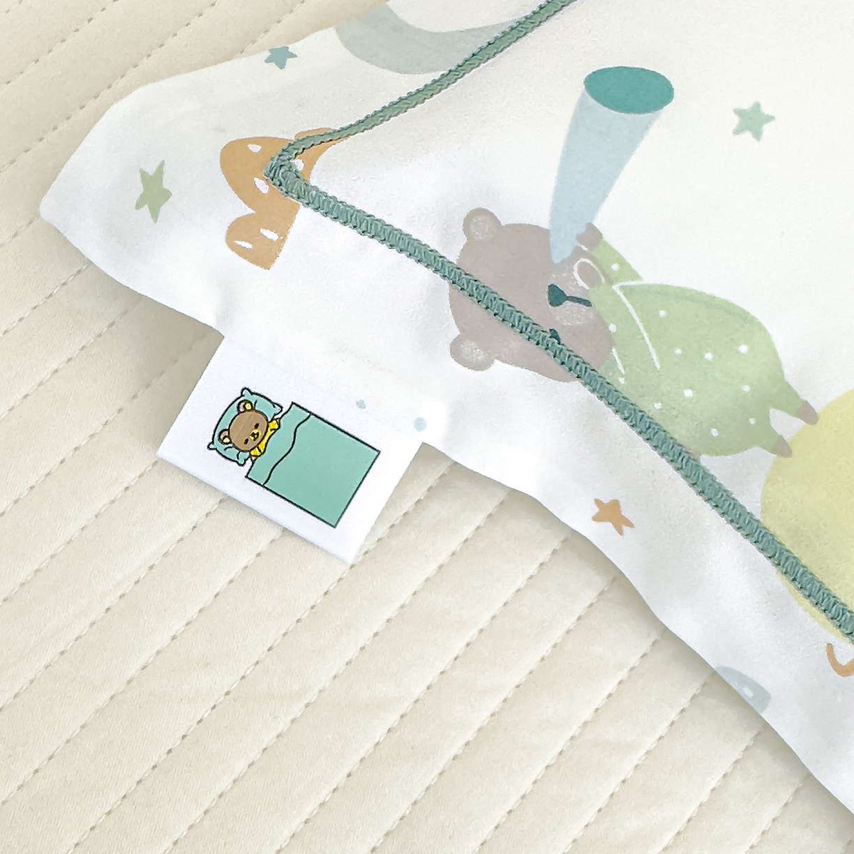 91家纺网 家纺一手货源 找家纺 良佐生活 2025新款A类60s全棉纯棉贡缎一字绣枕套 逐梦小熊