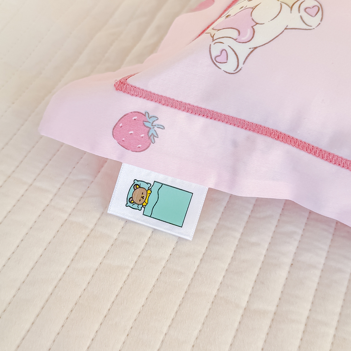 91家纺网 家纺一手货源 找家纺 良佐生活 2025新款A类60s全棉纯棉贡缎一字绣枕套 小猫甜甜