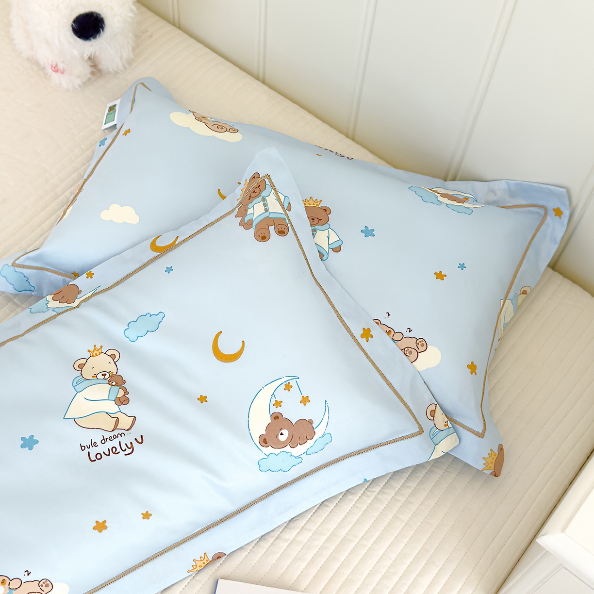 91家纺网 家纺一手货源 找家纺 良佐生活 2025新款A类60s全棉纯棉贡缎一字绣枕套 星空小熊